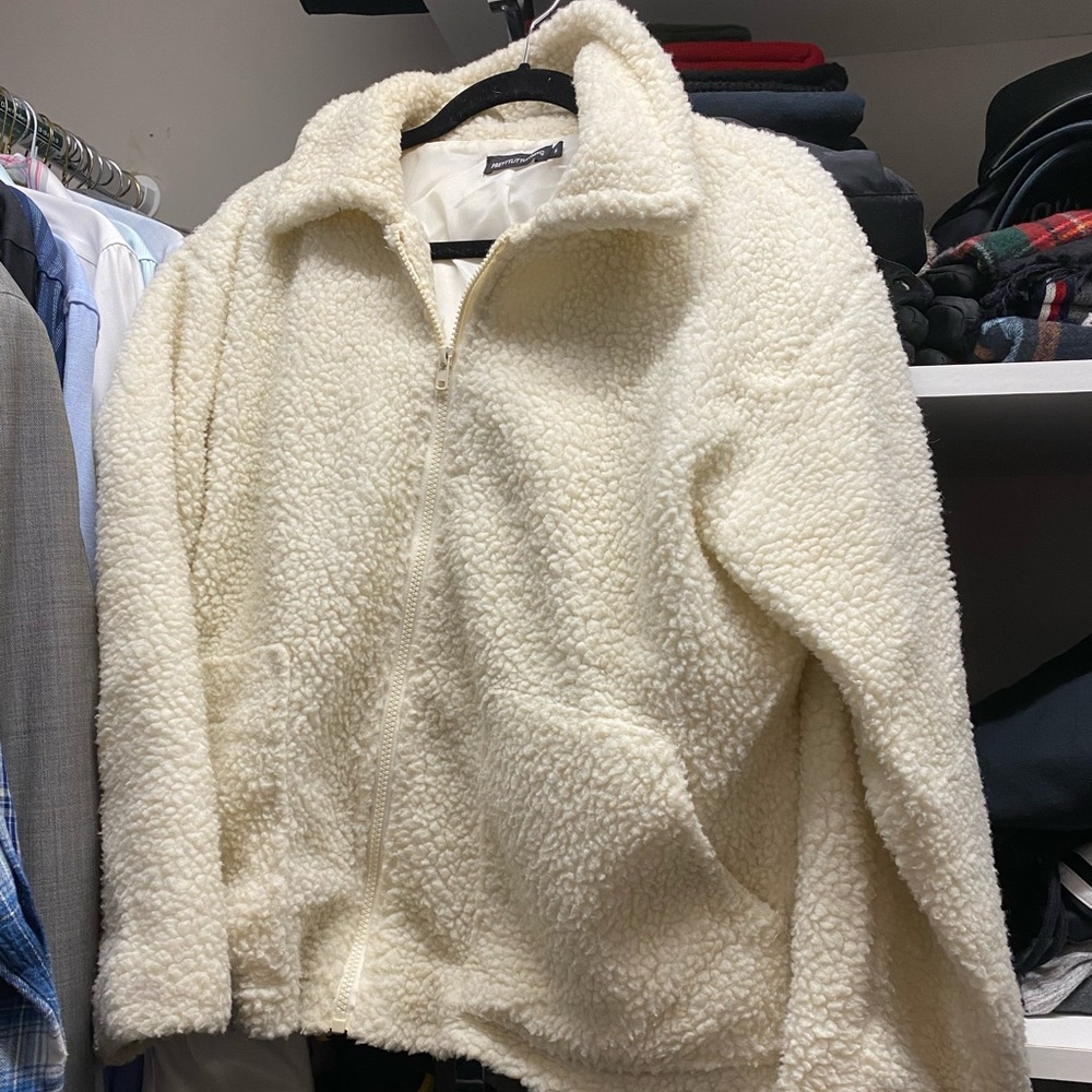 White puffer jacket. Brand new condition!